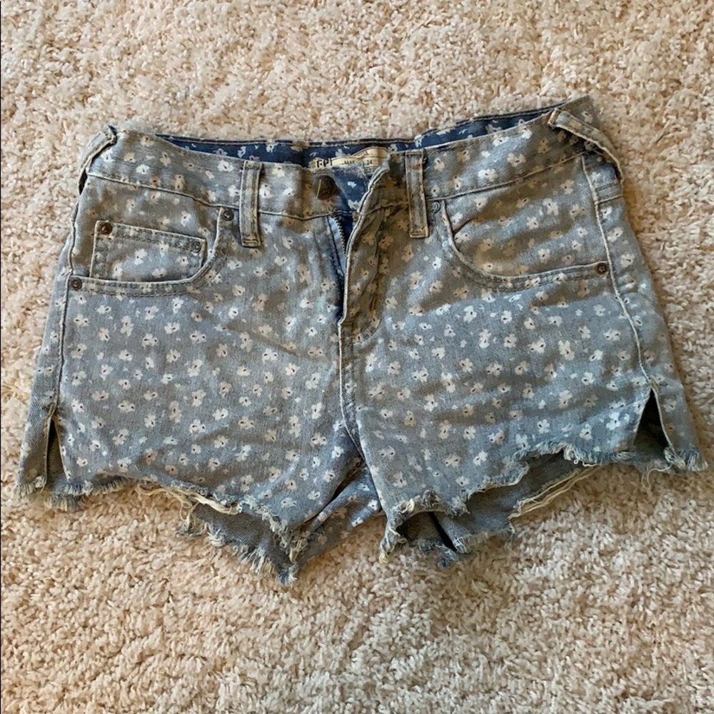 Free People daisy print jean shorts! Size 24